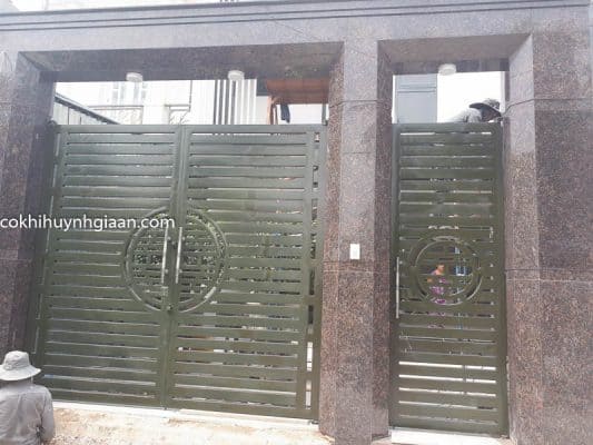 Cửa cổng sát đẹp 2 cánh