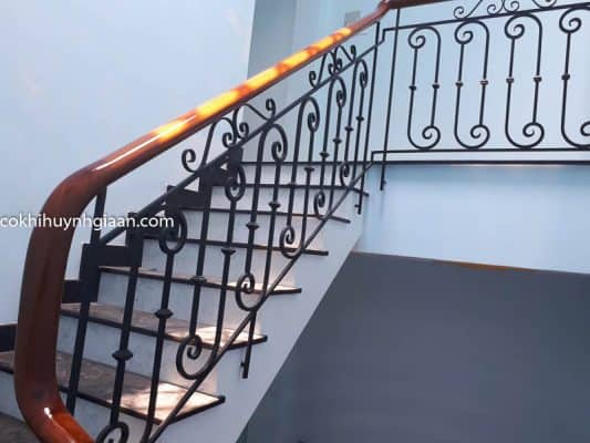 Cầu thang sắt uốn tay vịn gỗ