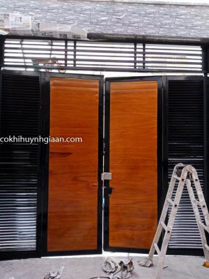 Cửa sắt 4 cánh sơn giả gỗ