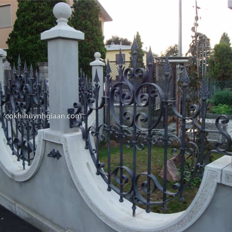 hàng rào khung sắt và bê tông