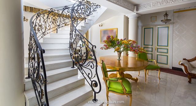 Cầu thang đầy tính nghệ thuật giúp tôn lên vẻ đẹp cho không gian